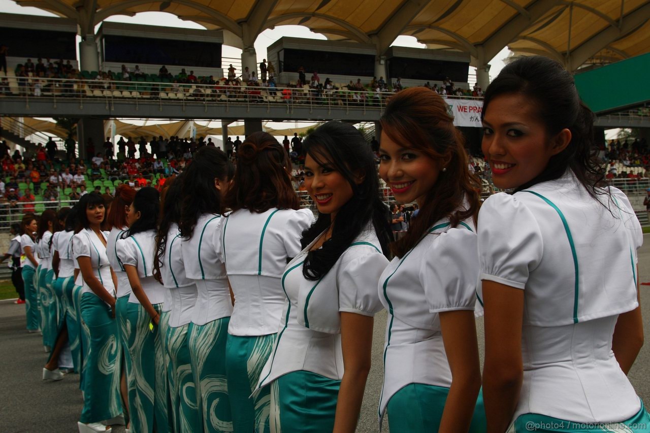 GP MALESIA, 10.04.2011- grid girl, pitbabess
