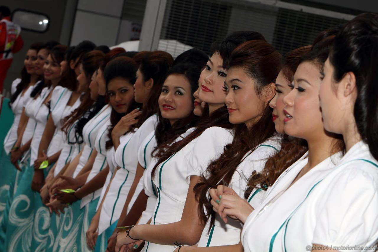 GP MALESIA, 10.04.2011- grid girl, pitbabess