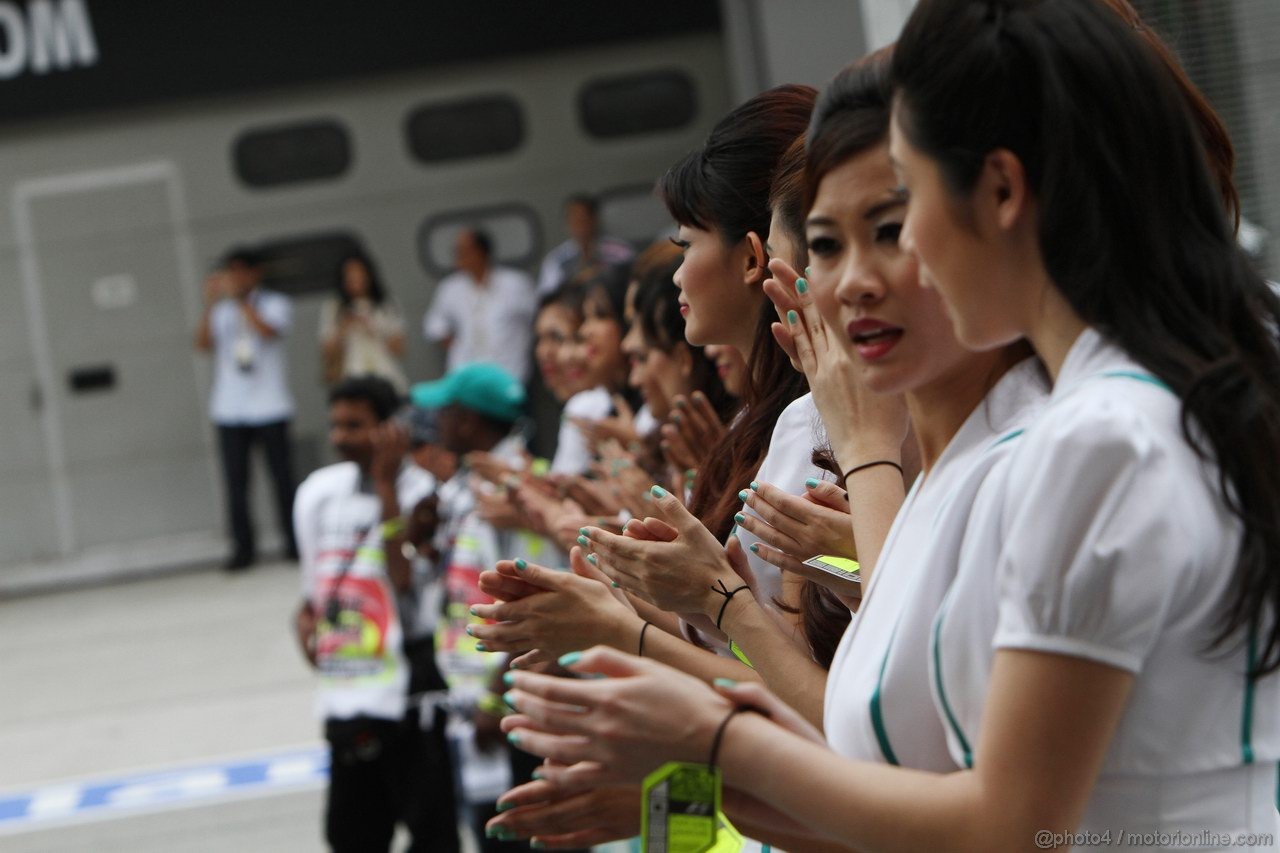 GP MALESIA, 10.04.2011- grid girl, pitbabess 