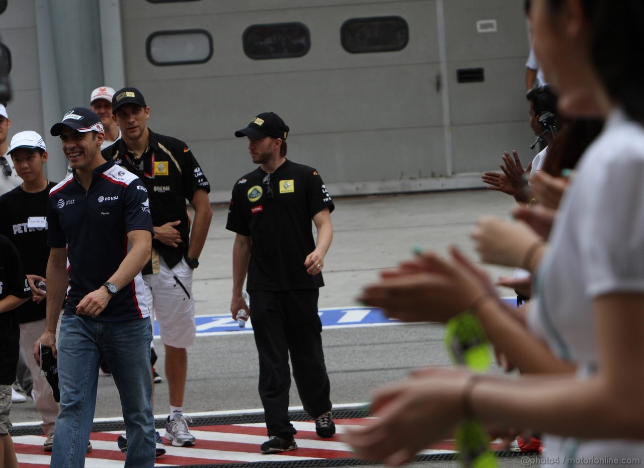 GP MALESIA, 10.04.2011- Pastor Maldonado (VEN), Williams FW33, Vitaly Petrov (RUS), Lotus Renault GP, R31 e Nick Heidfeld (GER) Lotus Renault GP R31 at drivers parade  