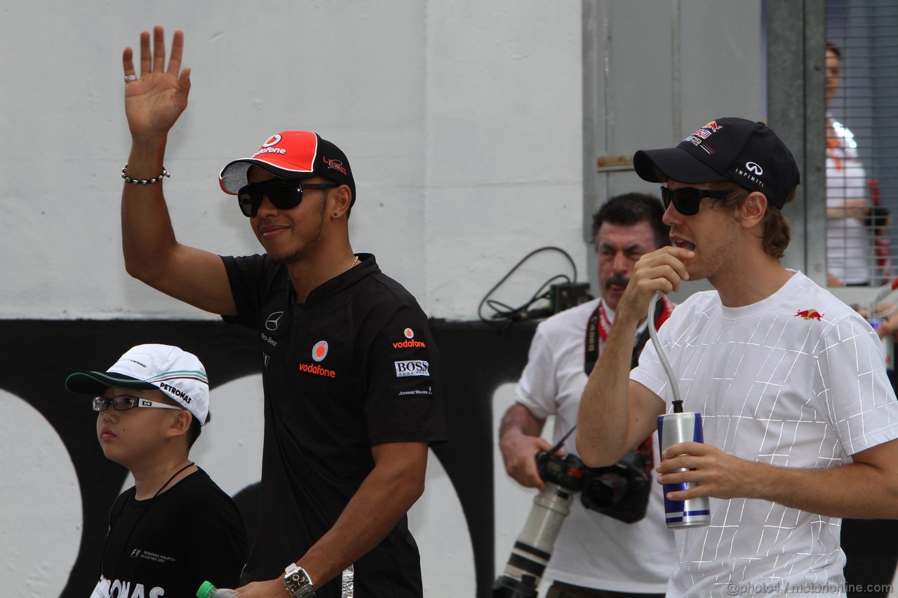 GP MALESIA, 10.04.2011- Lewis Hamilton (GBR), McLaren  Mercedes, MP4-26 e Sebastian Vettel (GER), Red Bull Racing, RB7 