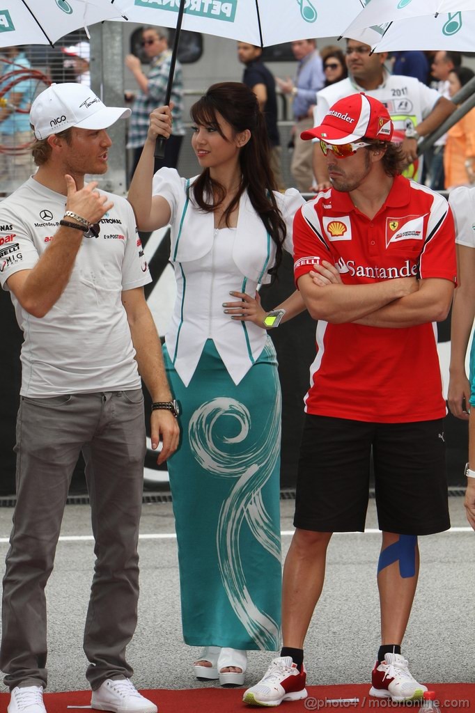 GP MALESIA, 10.04.2011- Nico Rosberg (GER), Mercedes GP Petronas F1 Team, MGP W02 e Fernando Alonso (ESP), Ferrari, F-150 Italia 