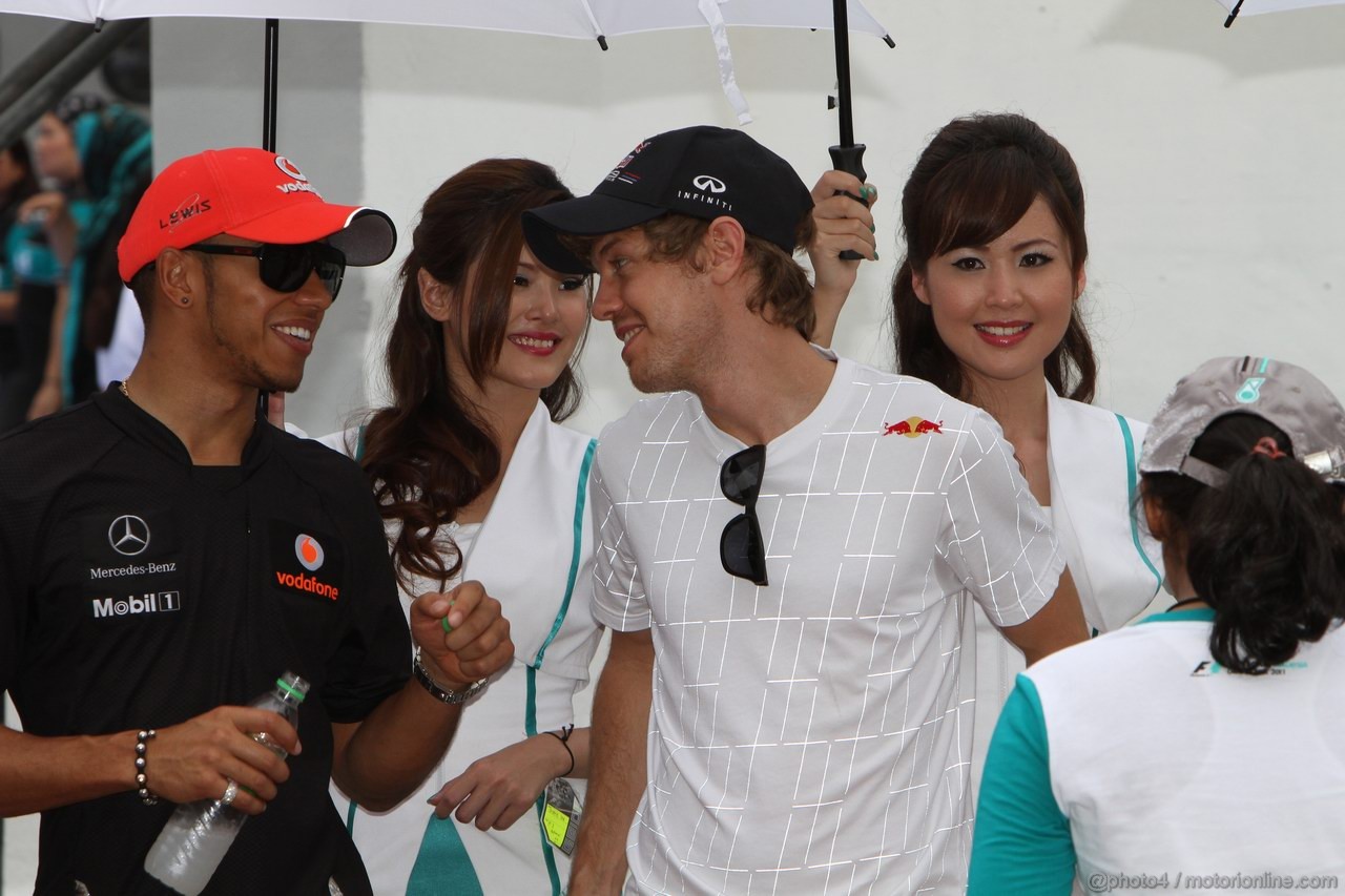 GP MALESIA, 10.04.2011- Lewis Hamilton (GBR), McLaren  Mercedes, MP4-26 e Sebastian Vettel (GER), Red Bull Racing, RB7 