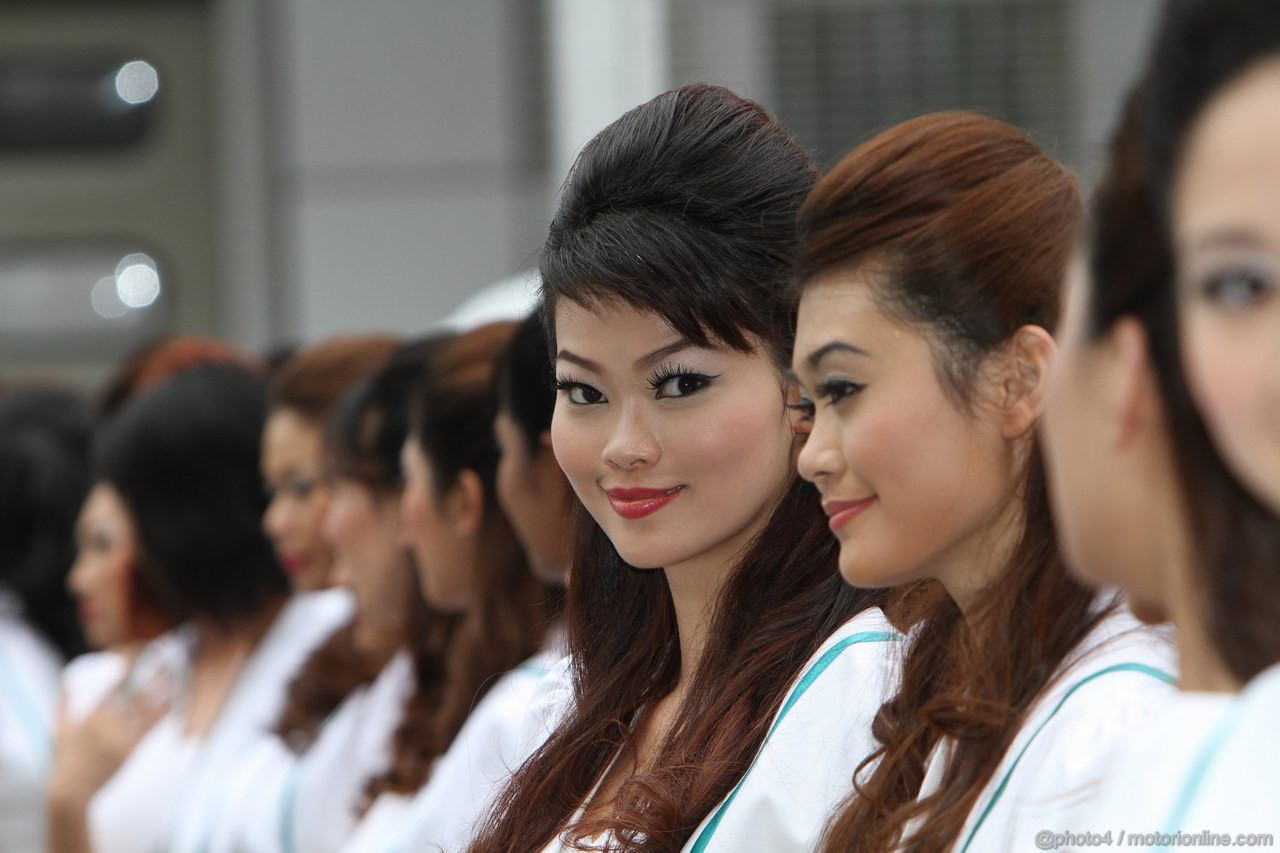 GP MALESIA, 10.04.2011- grid girl, pitbabess