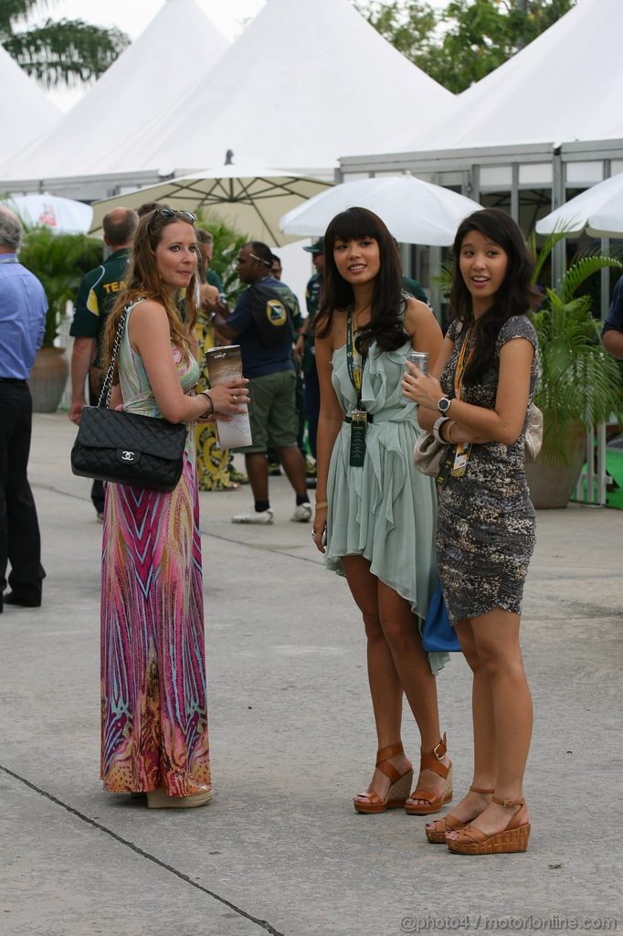 GP MALESIA, 10.04.2011- Ragazzas in the paddock 