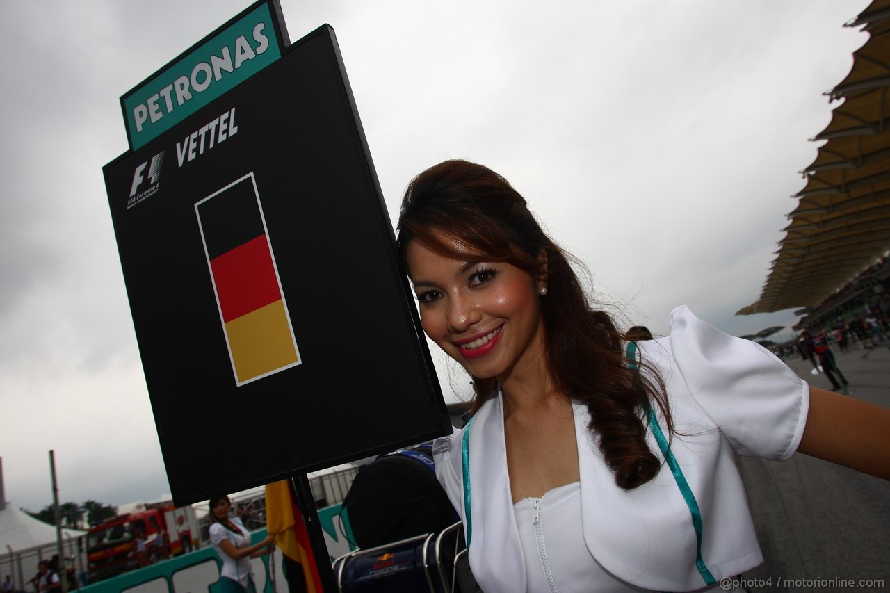 GP MALESIA, 10.04.2011- Gara, grid girl, pitbabes