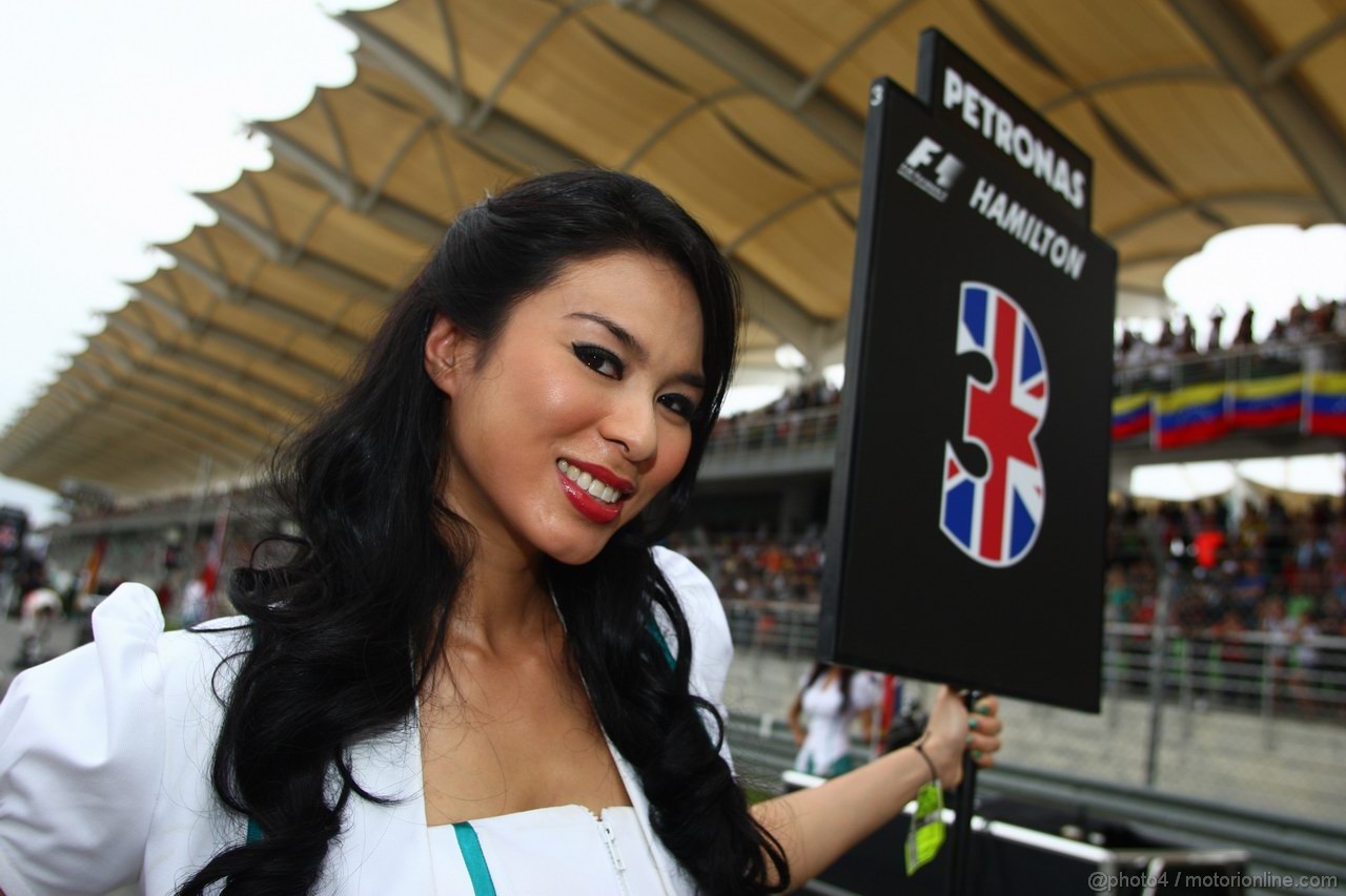 GP MALESIA, 10.04.2011- Gara, grid girl, pitbabes