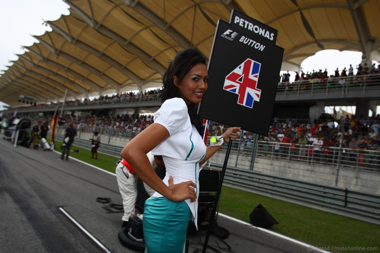 GP MALESIA, 10.04.2011- Gara, grid girl, pitbabes