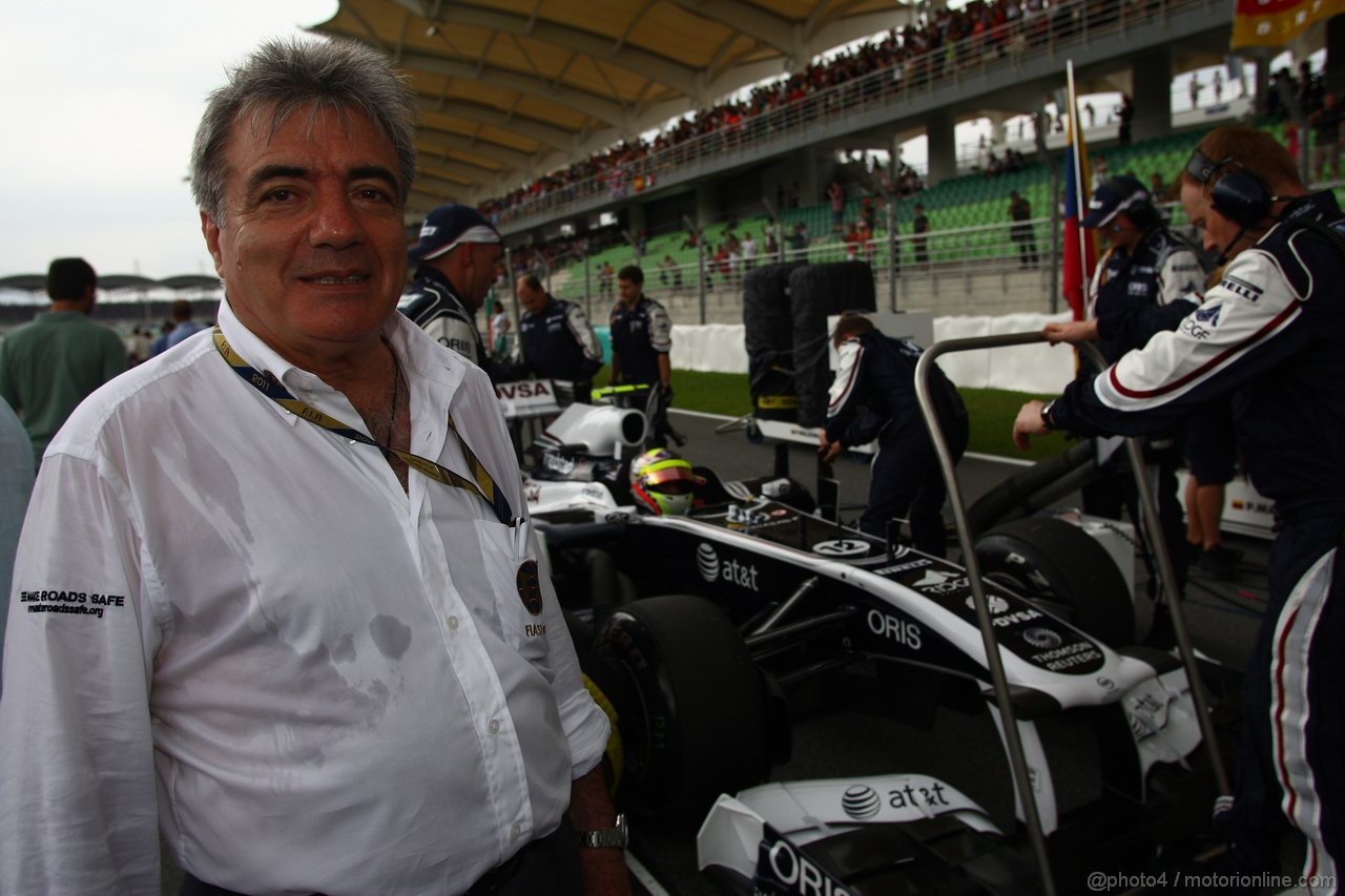 GP MALESIA, 10.04.2011- Gara, Enzo Spano, Stuward FIA e Pastor Maldonado (VEN), Williams FW33
