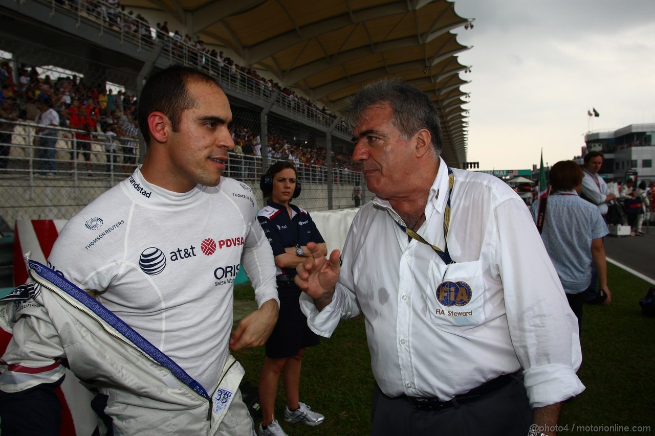 GP MALESIA, 10.04.2011- Gara, Enzo Spano, Stuward FIA e Pastor Maldonado (VEN), Williams FW33
