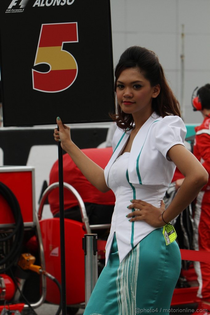 GP MALESIA, 10.04.2011- Gara, grid girl, pitbabes