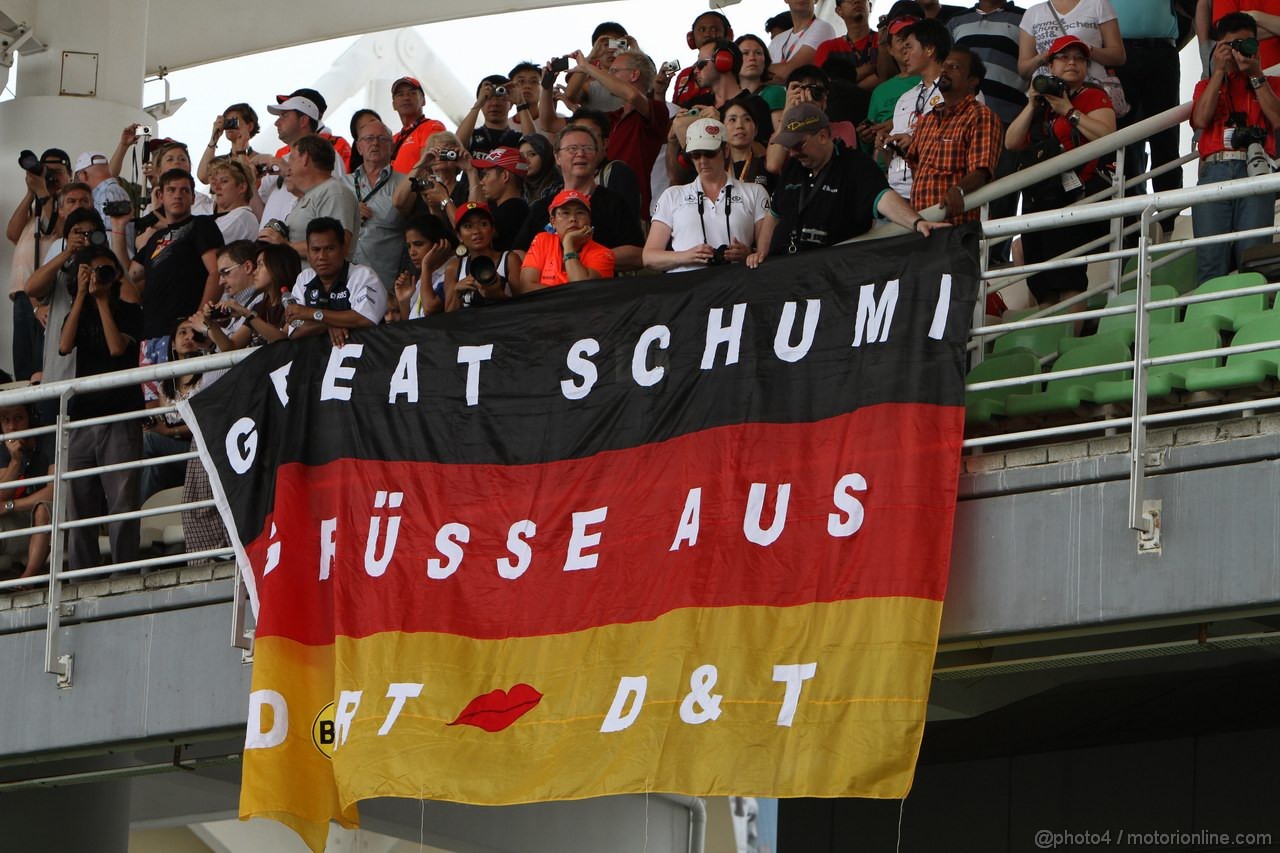 GP MALESIA, 10.04.2011- Gara, Fans of Michael Schumacher (GER), Mercedes GP Petronas F1 Team, MGP W02 