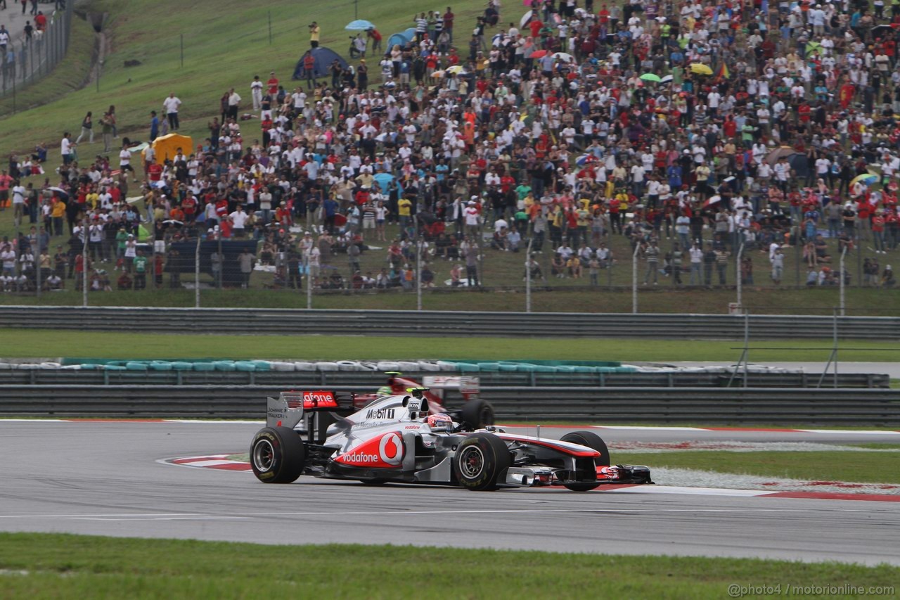 GP MALESIA, 10.04.2011- Gara, Jenson Button (GBR), McLaren  Mercedes, MP4-26 davanti a Felipe Massa (BRA), Ferrari, F-150 Italia 