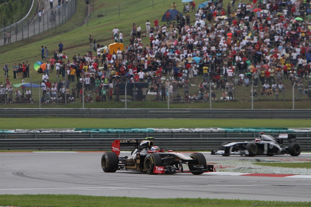 GP MALESIA, 10.04.2011- Gara, Vitaly Petrov (RUS), Lotus Renault GP, R31 davanti a Rubens Barrichello (BRA), Williams FW33 