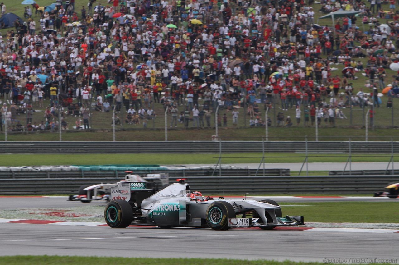 GP MALESIA, 10.04.2011- Gara, Michael Schumacher (GER), Mercedes GP Petronas F1 Team, MGP W02 davanti a Kamui Kobayashi (JAP), Sauber F1 Team C30 