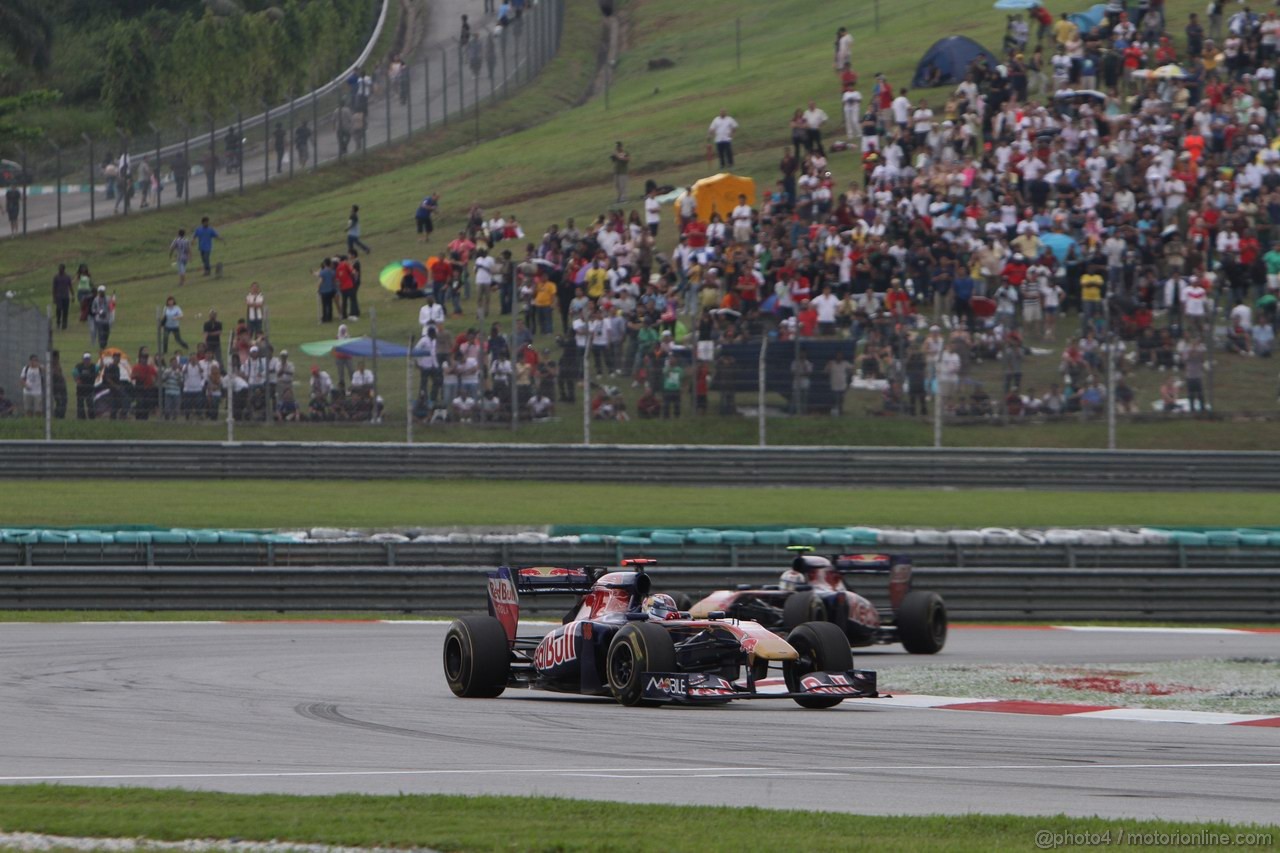 GP MALESIA, 10.04.2011- Gara, Sébastien Buemi (SUI), Scuderia Toro Rosso, STR6 davanti a Jaime Alguersuari (SPA), Scuderia Toro Rosso, STR6 