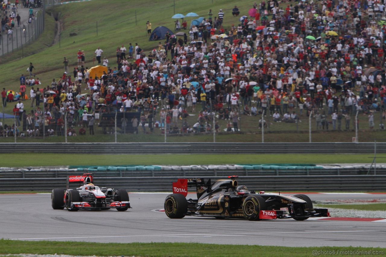 GP MALESIA, 10.04.2011- Gara, Nick Heidfeld (GER) Lotus Renault GP R31  davanti a Lewis Hamilton (GBR), McLaren  Mercedes, MP4-26 