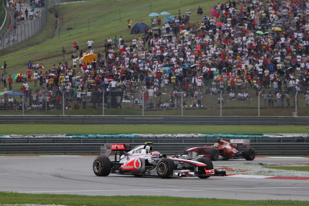 GP MALESIA, 10.04.2011- Gara, Jenson Button (GBR), McLaren Mercedes, MP4-26 davanti a Felipe Massa (BRA), Ferrari, F-150 Italia