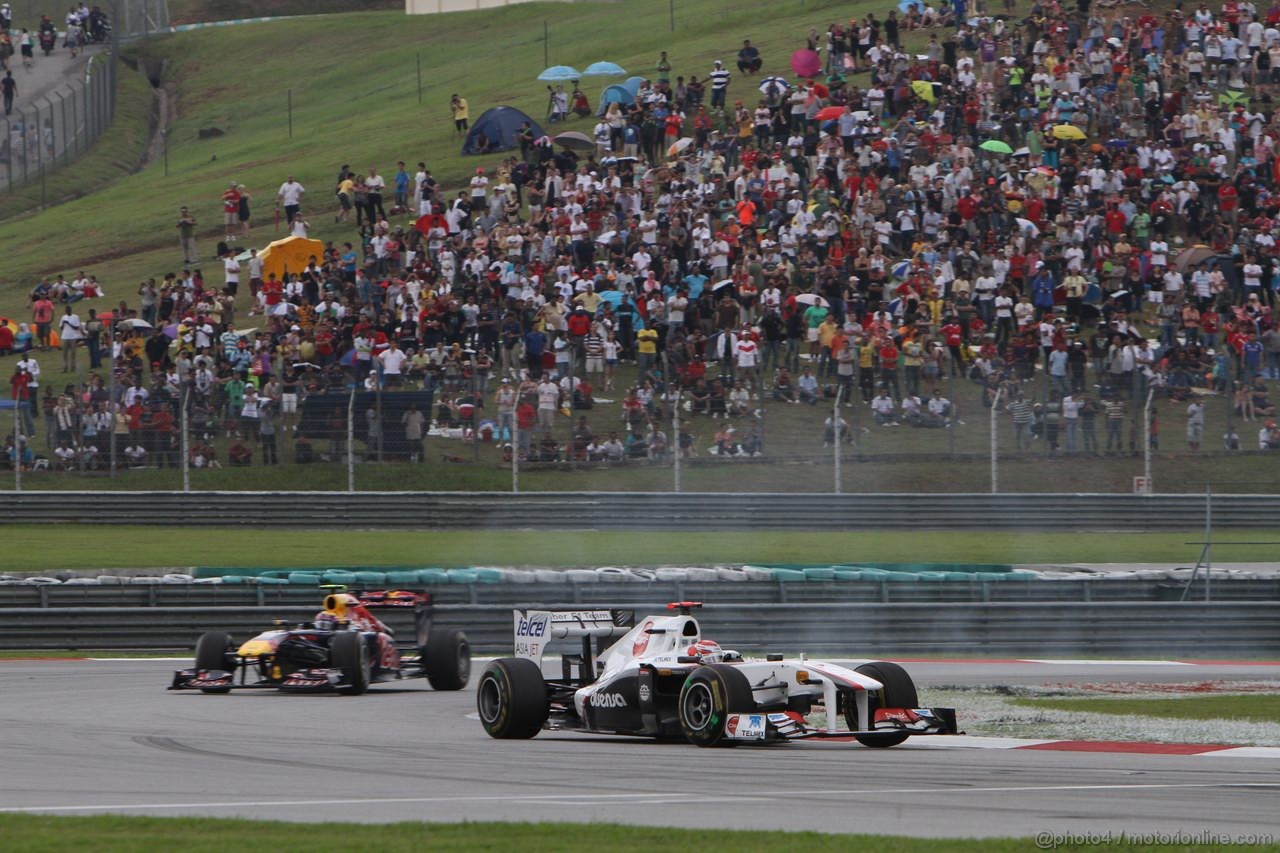 GP MALESIA, 10.04.2011- Gara, Kamui Kobayashi (JAP), Sauber F1 Team C30 davanti a Mark Webber (AUS), Red Bull Racing, RB7 