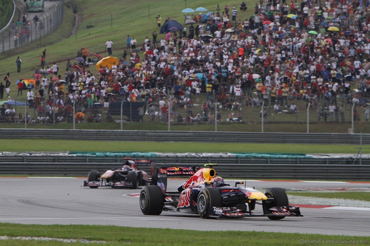 GP MALESIA, 10.04.2011- Gara, Mark Webber (AUS), Red Bull Racing, RB7 davanti a Sébastien Buemi (SUI), Scuderia Toro Rosso, STR6