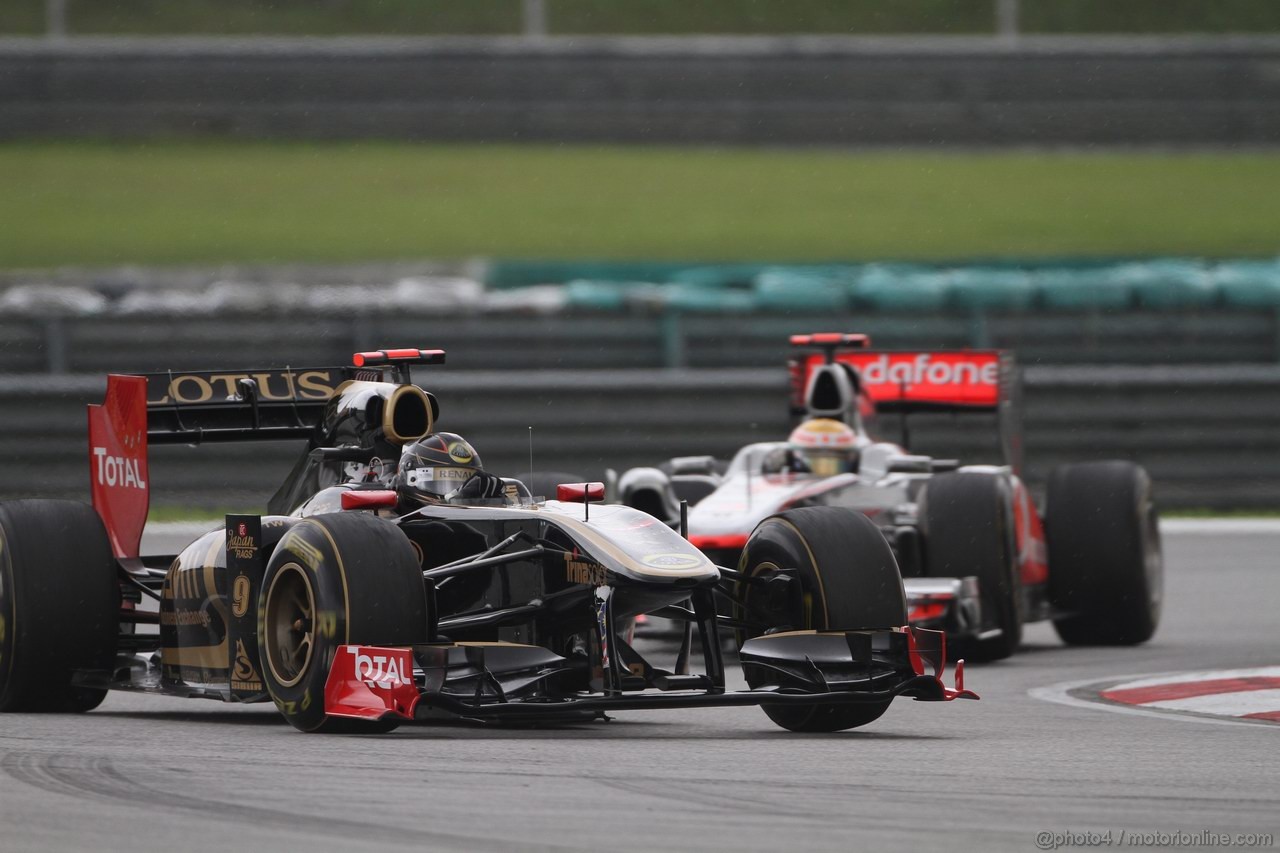 GP MALESIA, 10.04.2011- Gara, Nick Heidfeld (GER) Lotus Renault GP R31  davanti a Lewis Hamilton (GBR), McLaren  Mercedes, MP4-26 