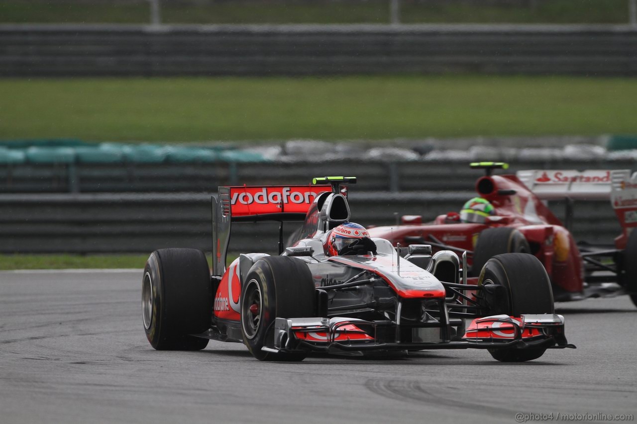 GP MALESIA, 10.04.2011- Gara, Jenson Button (GBR), McLaren  Mercedes, MP4-26 davanti a Felipe Massa (BRA), Ferrari, F-150 Italia 