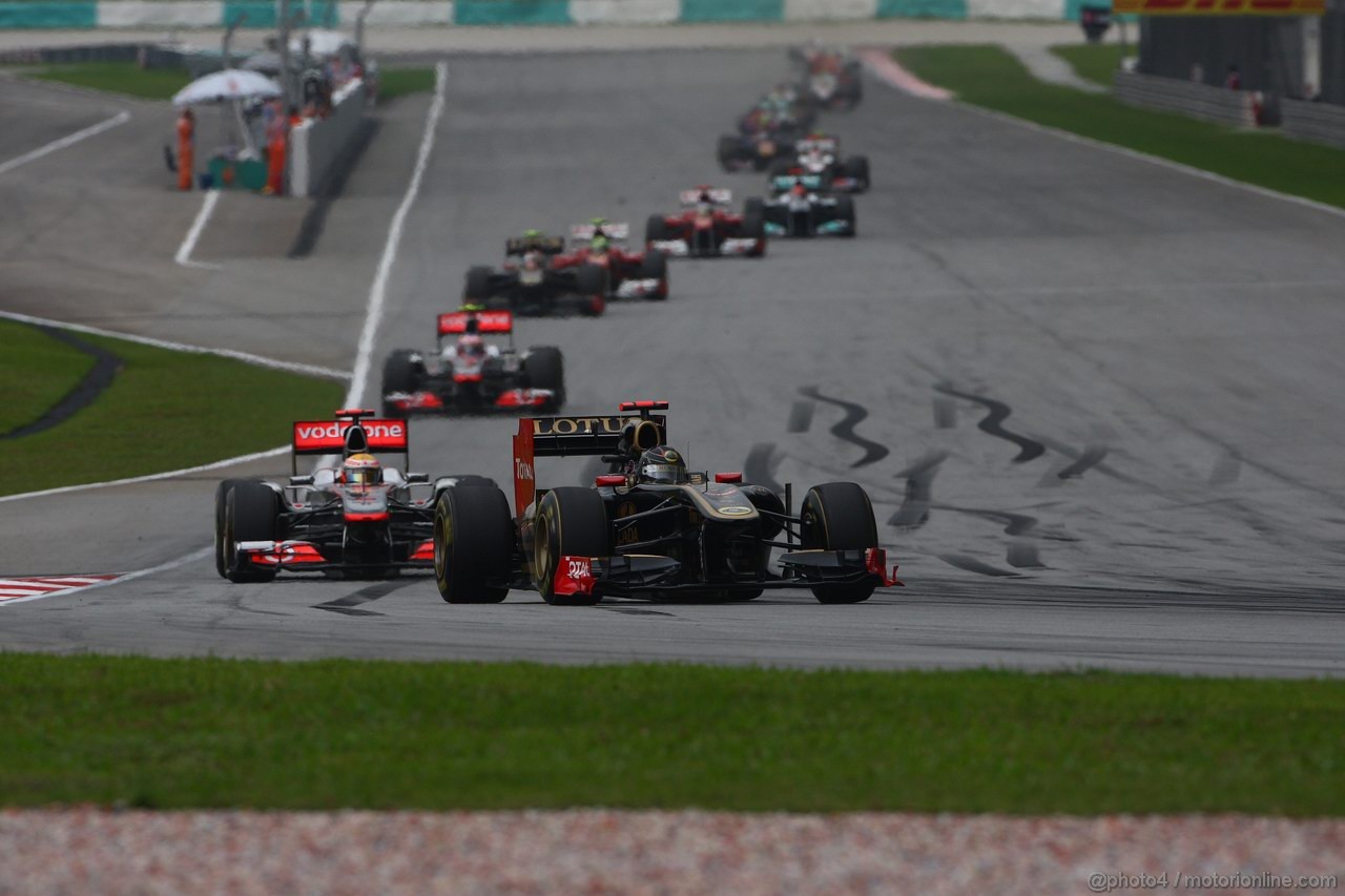 GP MALESIA, 10.04.2011- Gara, Nick Heidfeld (GER) Lotus Renault GP R31  davanti a Lewis Hamilton (GBR), McLaren  Mercedes, MP4-26 