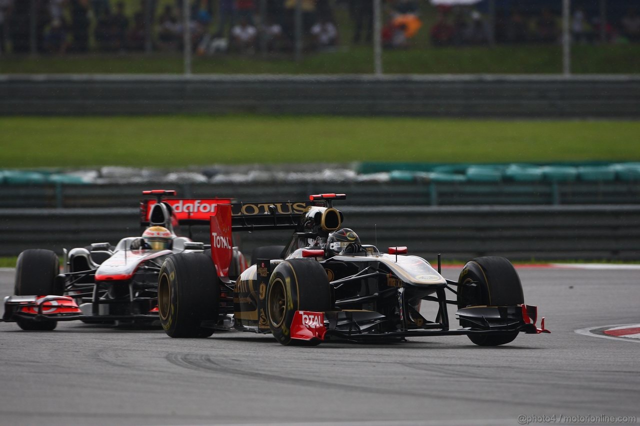 GP MALESIA, 10.04.2011- Gara, Nick Heidfeld (GER) Lotus Renault GP R31 davanti a Lewis Hamilton (GBR), McLaren Mercedes, MP4-26