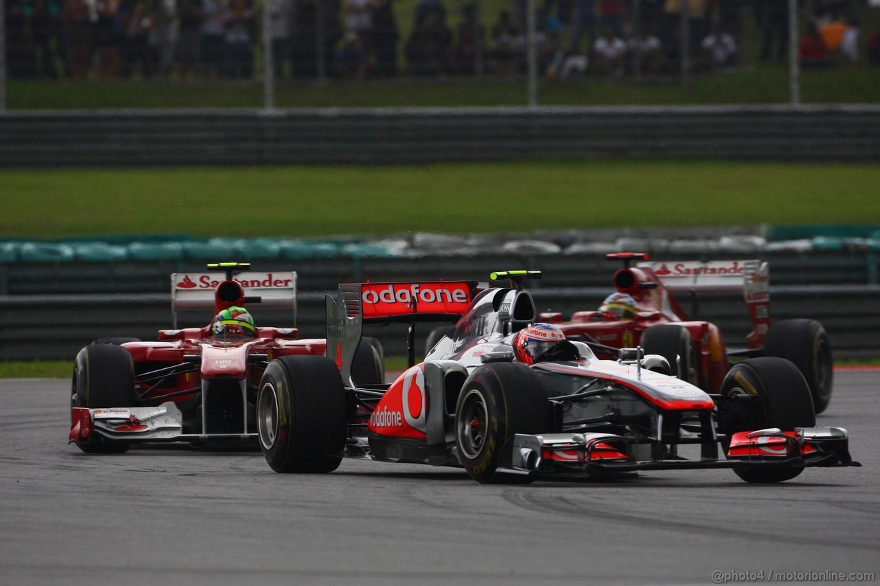 GP MALESIA, 10.04.2011- Gara, Jenson Button (GBR), McLaren  Mercedes, MP4-26 davanti a Felipe Massa (BRA), Ferrari, F-150 Italia e Fernando Alonso (ESP), Ferrari, F-150 Italia 