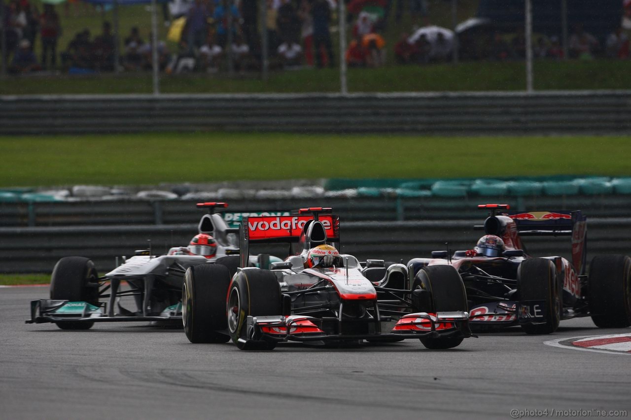 GP MALESIA, 10.04.2011- Gara, Lewis Hamilton (GBR), McLaren Mercedes, MP4-26 davanti a Michael Schumacher (GER), Mercedes GP Petronas F1 Team, MGP W02