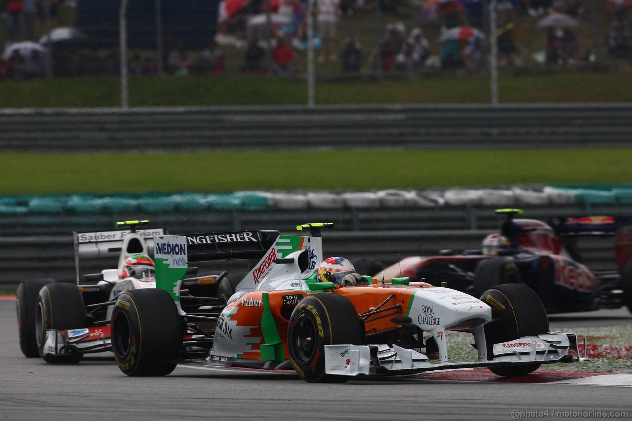 GP MALESIA, 10.04.2011- Gara, Paul di Resta (GBR) Force India VJM04 davanti a Sergio Pérez (MEX), Sauber F1 Team C30