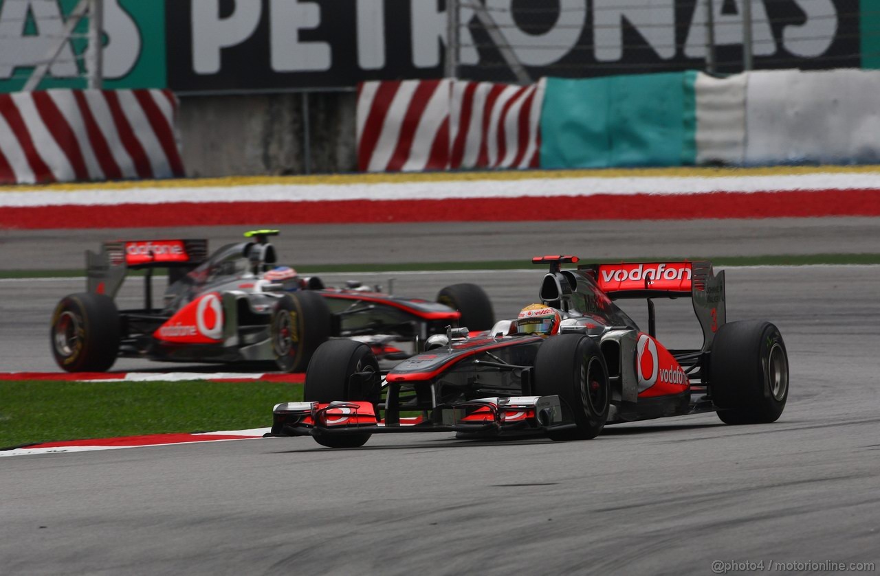 GP MALESIA, 10.04.2011- Gara, Lewis Hamilton (GBR), McLaren Mercedes, MP4-26 davanti a Jenson Button (GBR), McLaren Mercedes, MP4-26