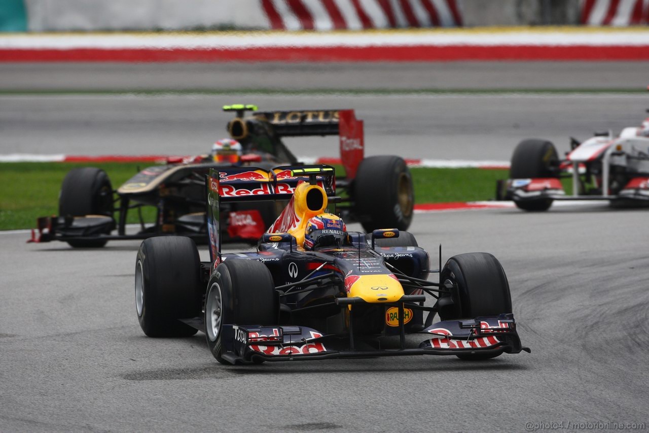 GP MALESIA, 10.04.2011- Gara, Mark Webber (AUS), Red Bull Racing, RB7 davanti a Vitaly Petrov (RUS), Lotus Renault GP, R31 