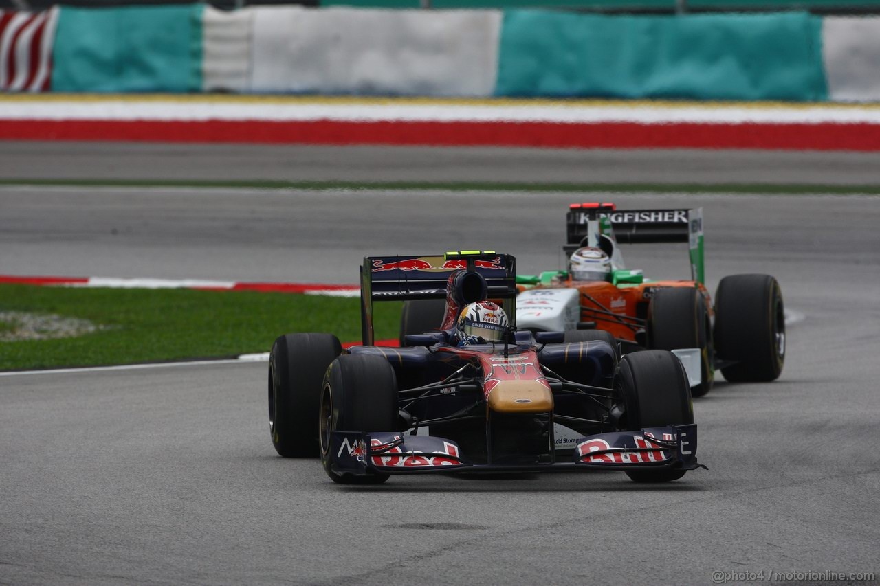 GP MALESIA, 10.04.2011- Gara, Jaime Alguersuari (SPA), Scuderia Toro Rosso, STR6 davanti a Adrian Sutil (GER), Force India F1 Team, VJM04