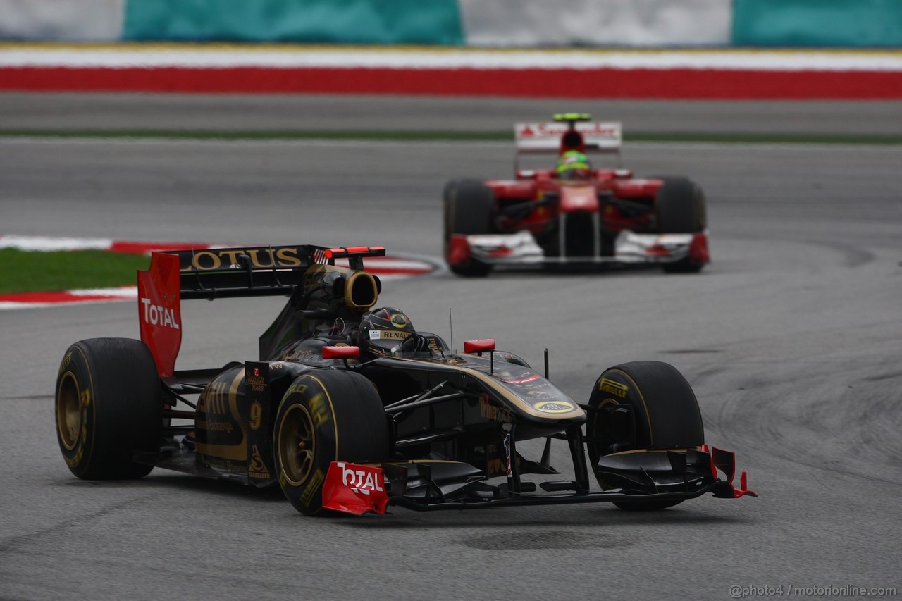 GP MALESIA, 10.04.2011- Gara, Nick Heidfeld (GER) Lotus Renault GP R31  davanti a Felipe Massa (BRA), Ferrari, F-150 Italia 