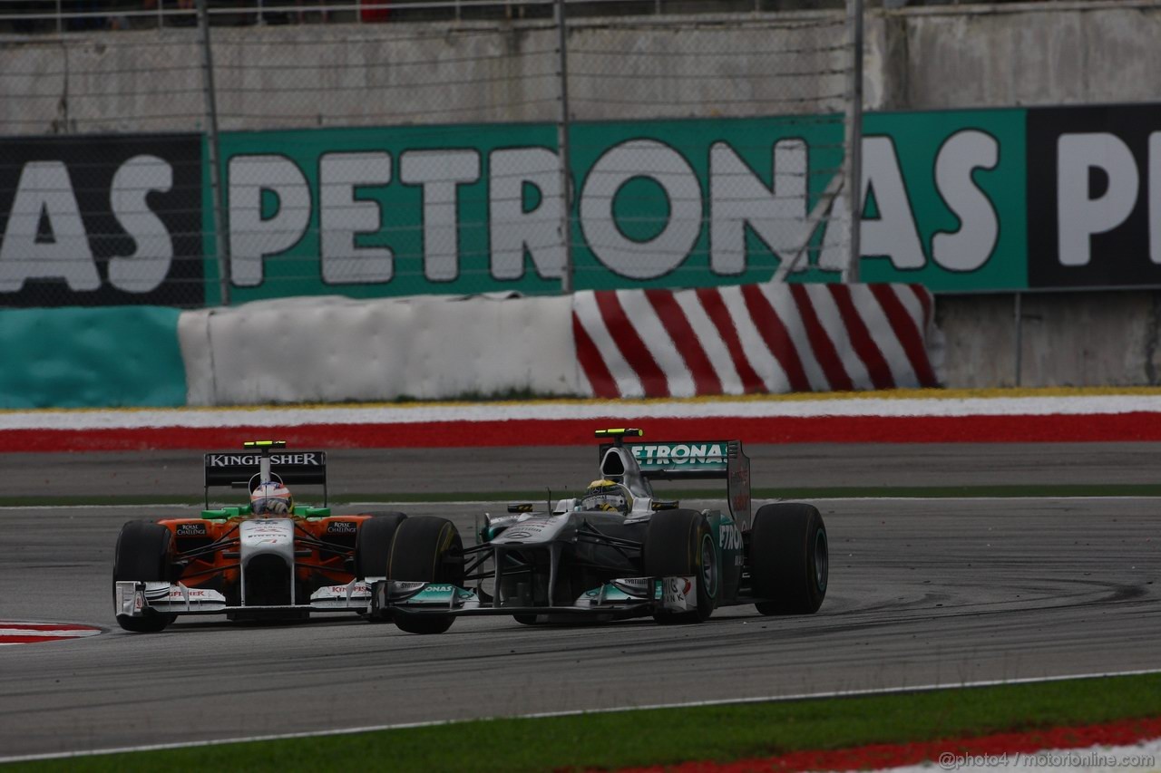 GP MALESIA, 10.04.2011- Gara, Paul di Resta (GBR) Force India VJM04 e Nico Rosberg (GER), Mercedes GP Petronas F1 Team, MGP W02 