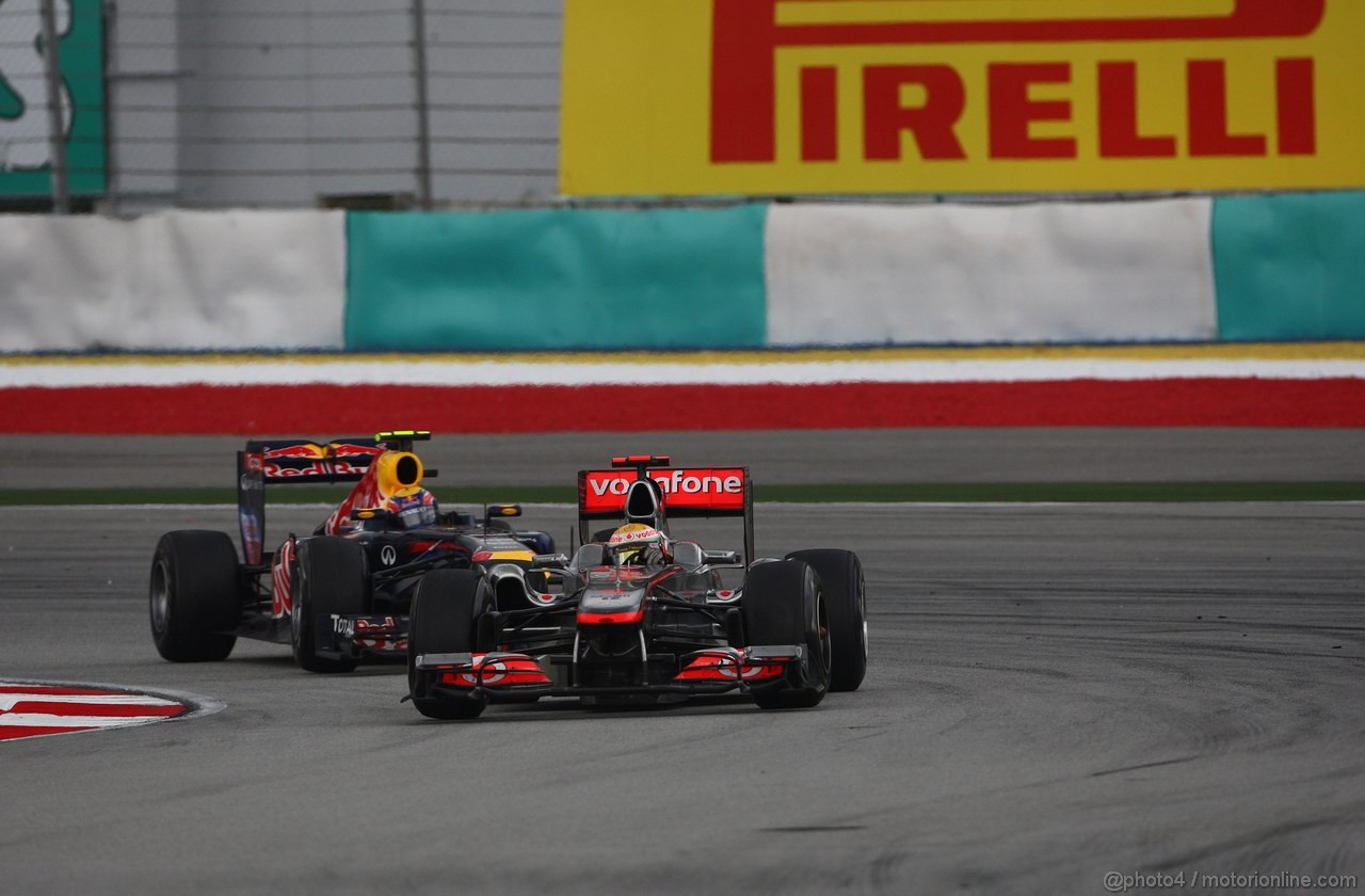 GP MALESIA, 10.04.2011- Gara, Lewis Hamilton (GBR), McLaren Mercedes, MP4-26 davanti a Mark Webber (AUS), Red Bull Racing, RB7