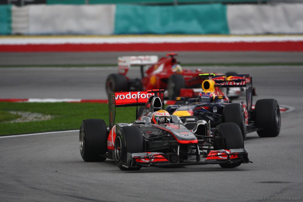 GP MALESIA, 10.04.2011- Gara, Lewis Hamilton (GBR), McLaren  Mercedes, MP4-26 davanti a Mark Webber (AUS), Red Bull Racing, RB7 