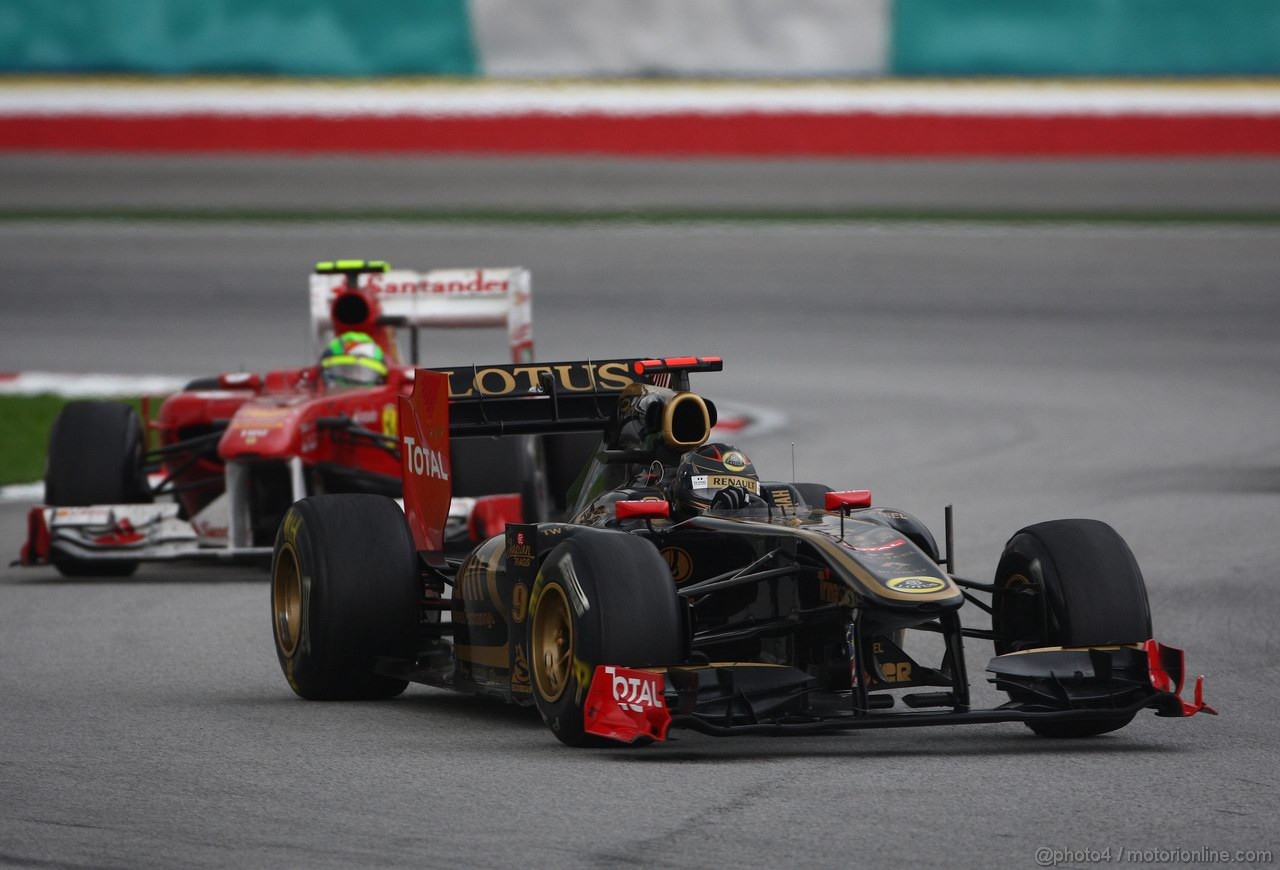 GP MALESIA, 10.04.2011- Gara, Nick Heidfeld (GER) Lotus Renault GP R31  davanti a Felipe Massa (BRA), Ferrari, F-150 Italia 