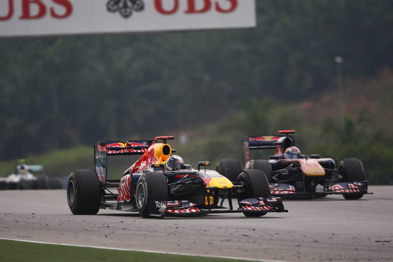 GP MALESIA, 10.04.2011- Gara, Sebastian Vettel (GER), Red Bull Racing, RB7 e Sébastien Buemi (SUI), Scuderia Toro Rosso, STR6 