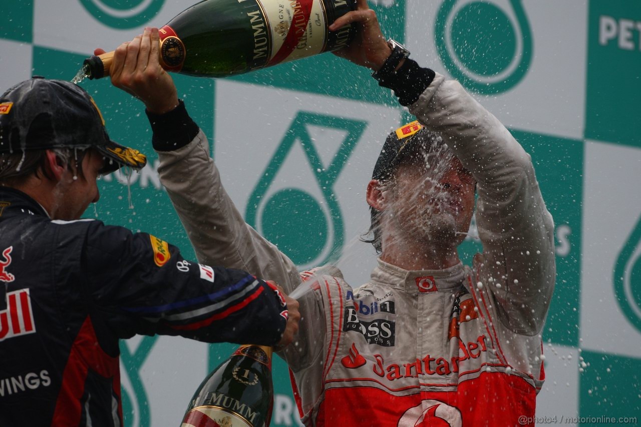 GP MALESIA, 10.04.2011- Gara, Sebastian Vettel (GER), Red Bull Racing, RB7 vincitore e Jenson Button (GBR), McLaren  Mercedes, MP4-26 secondo 
