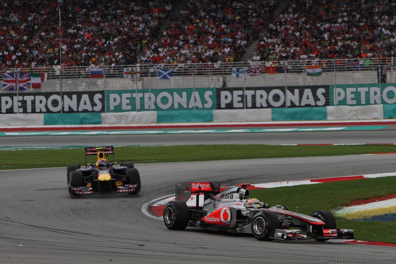 GP MALESIA, 10.04.2011- Gara, Lewis Hamilton (GBR), McLaren  Mercedes, MP4-26 davanti a Mark Webber (AUS), Red Bull Racing, RB7 