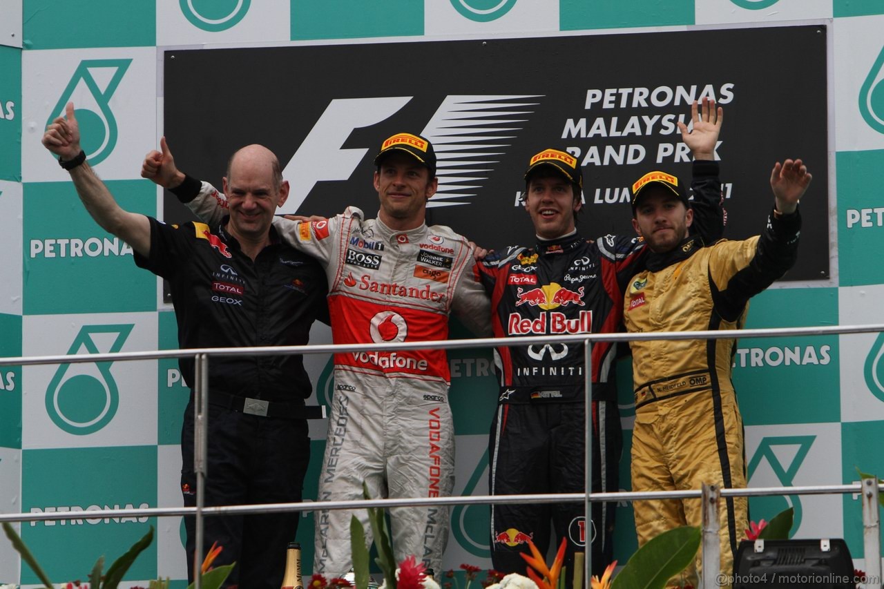 GP MALESIA, 10.04.2011- Gara, Sebastian Vettel (GER), Red Bull Racing, RB7 vincitore, Jenson Button (GBR), McLaren  Mercedes, MP4-26 secondo, Nick Heidfeld (GER) Lotus Renault GP R31  terzo e Adrian Newey (GBR), Red Bull Racing , Technical Operations Director 
