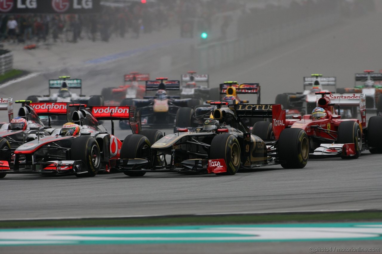 GP MALESIA, 10.04.2011- Gara, Lewis Hamilton (GBR), McLaren Mercedes, MP4-26 e Nick Heidfeld (GER) Lotus Renault GP R31