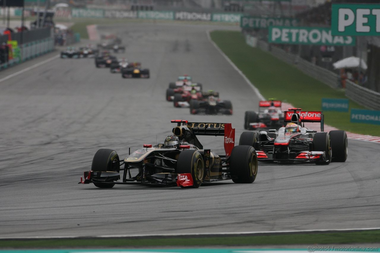 GP MALESIA, 10.04.2011- Gara, Nick Heidfeld (GER) Lotus Renault GP R31  davanti a Lewis Hamilton (GBR), McLaren  Mercedes, MP4-26 