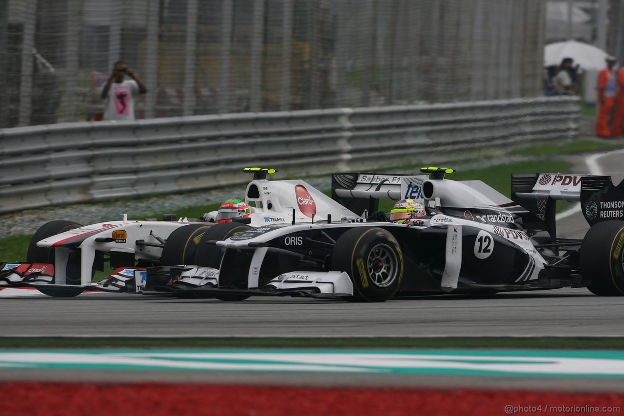 GP MALESIA, 10.04.2011- Gara, Sergio Pérez (MEX), Sauber F1 Team C30 e Pastor Maldonado (VEN), Williams FW33