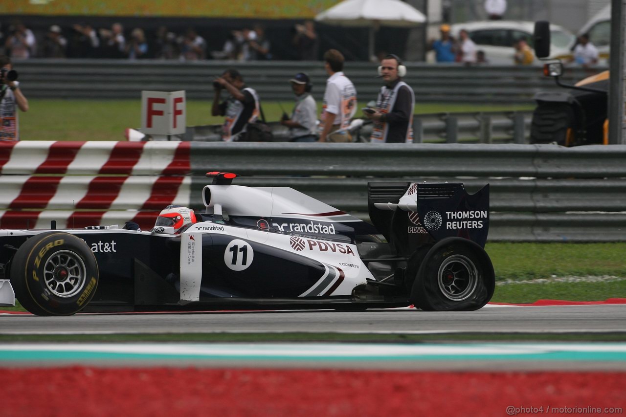 GP MALESIA, 10.04.2011- Gara, Rubens Barrichello (BRA), Williams FW33 hits by a puncture