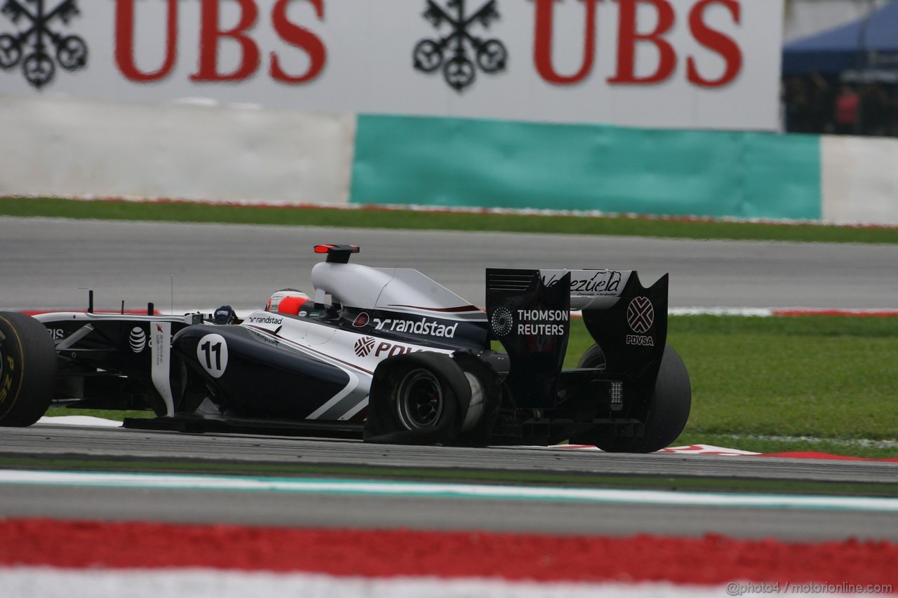 GP MALESIA, 10.04.2011- Gara, Rubens Barrichello (BRA), Williams FW33 hits by a puncture