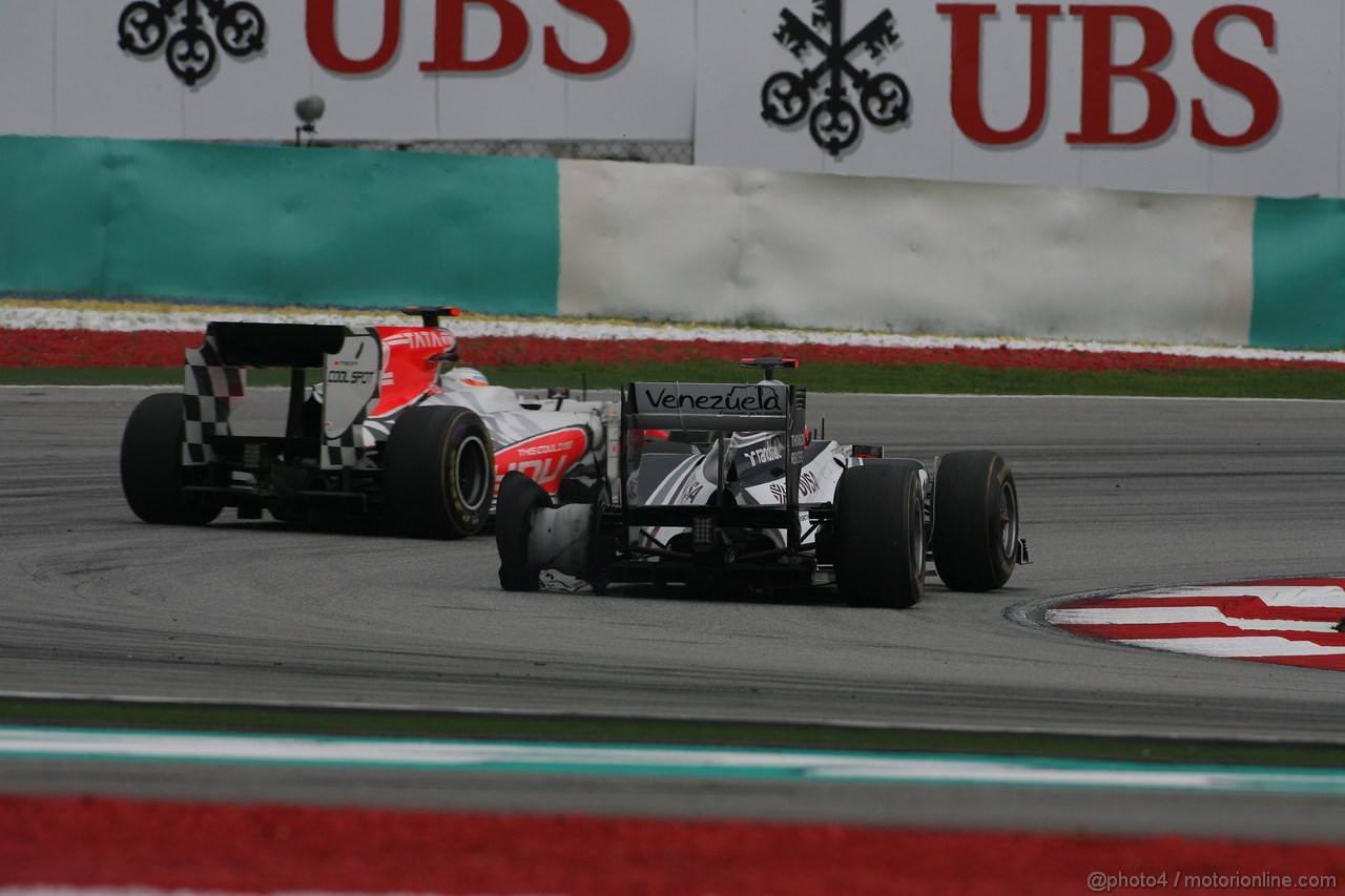 GP MALESIA, 10.04.2011- Gara, Rubens Barrichello (BRA), Williams FW33 hits by a puncture