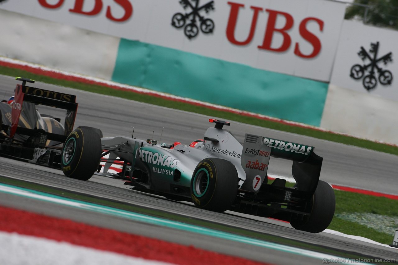 GP MALESIA, 10.04.2011- Gara, Vitaly Petrov (RUS), Lotus Renault GP, R31 davanti a Michael Schumacher (GER), Mercedes GP Petronas F1 Team, MGP W02